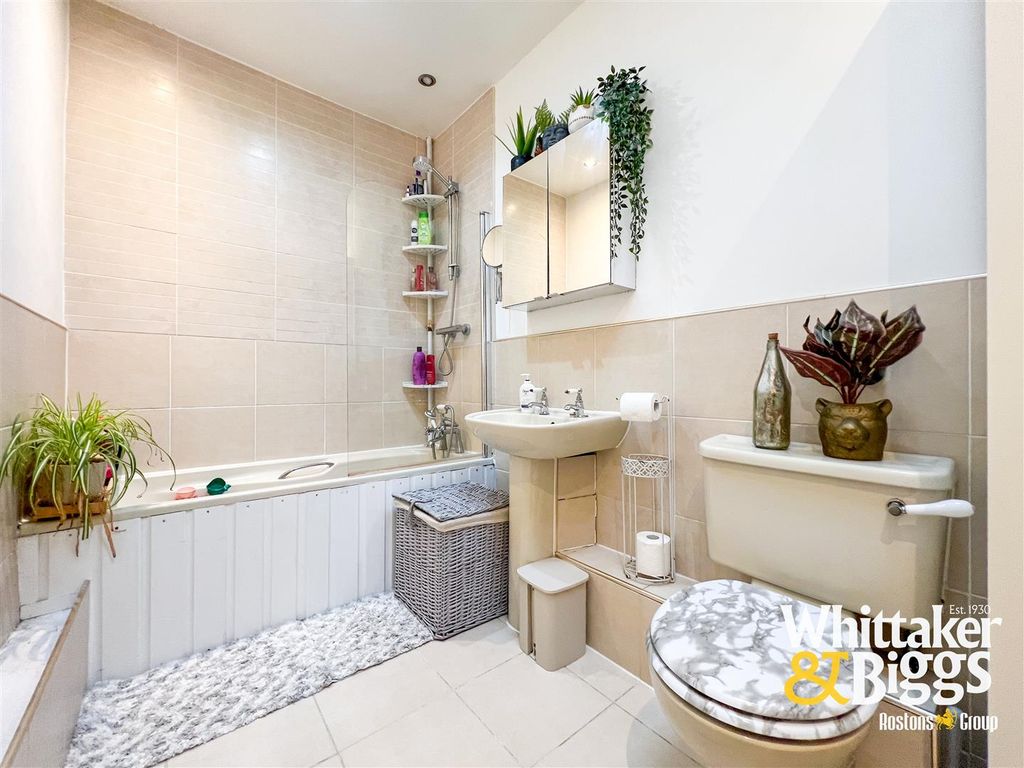 Property photo 3 of 17 Bathroom