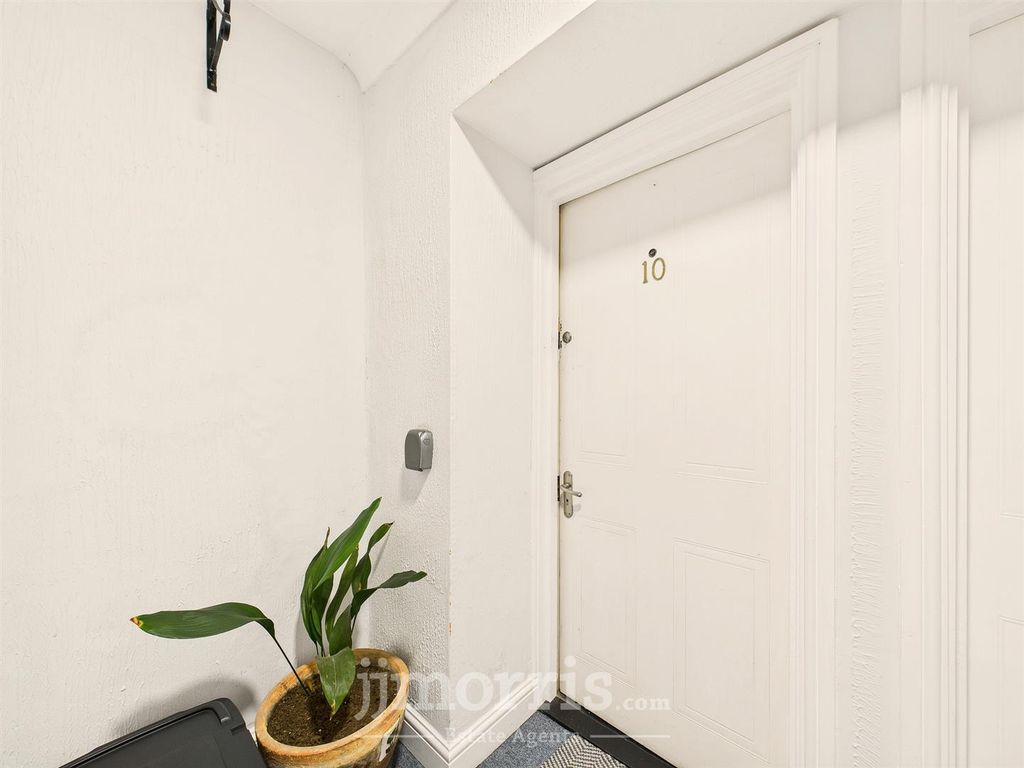 Property photo 2 of 10 Top / Second Floor Communal Landing