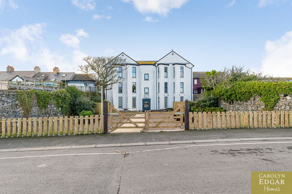 Property photo 1 of 19 011