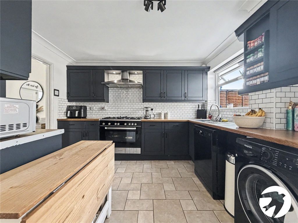 Property photo 3 of 19 Kitchen