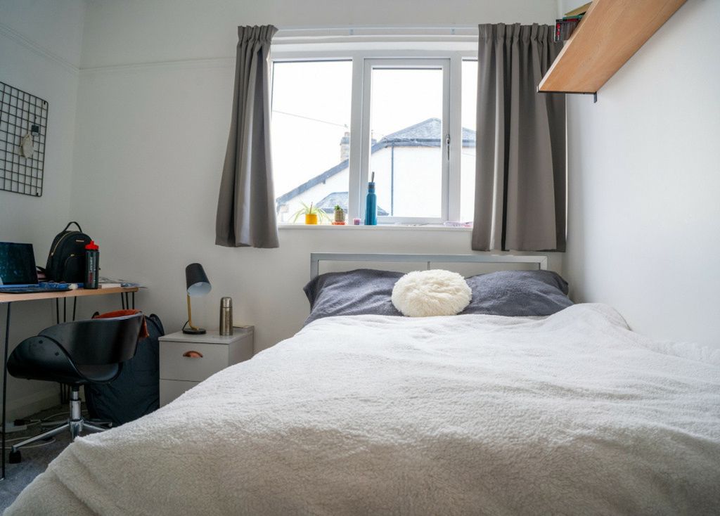 Property photo 3 of 9 A Bright And Inviting Double Bedroom Perfect For S...