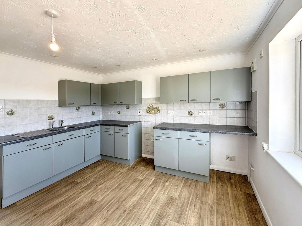 Property photo 2 of 17 Kitchen / Diner