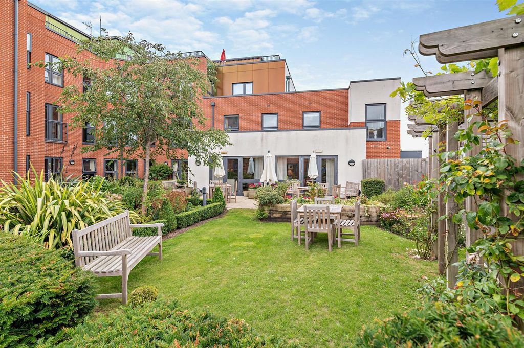 Property photo 2 of 16 Communal Gardens