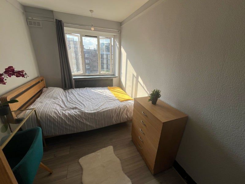 Property photo 2 of 12 Room 3- £700 Available 05/07/2026