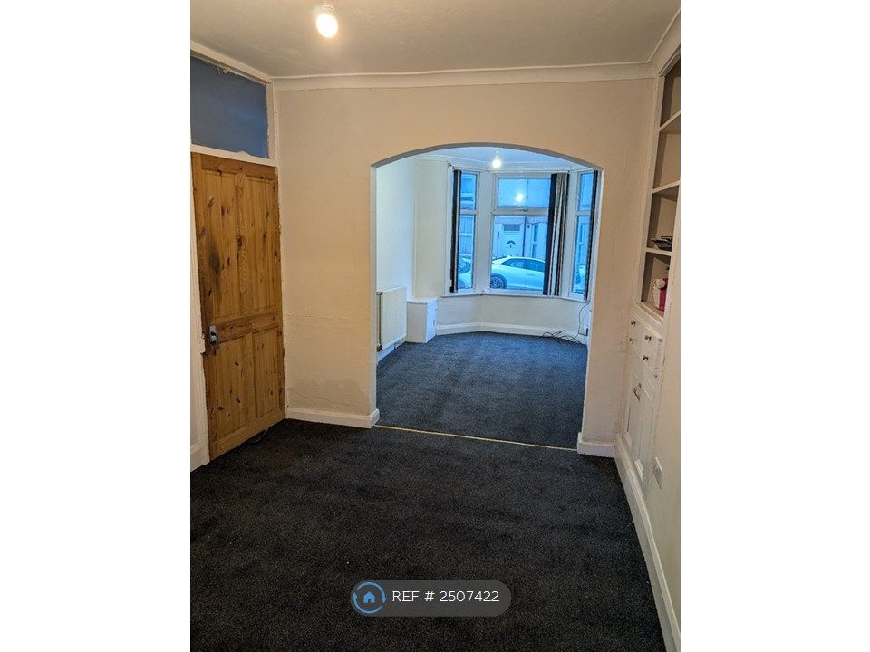 Property photo 2 of 11 Through Lounge