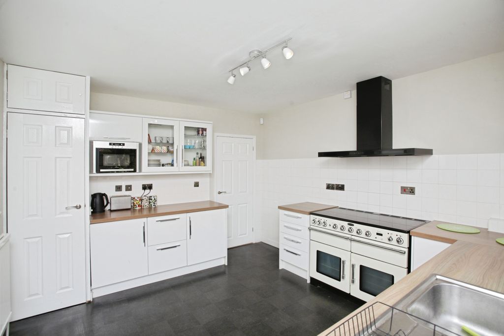 Property photo 3 of 16 Kitchen