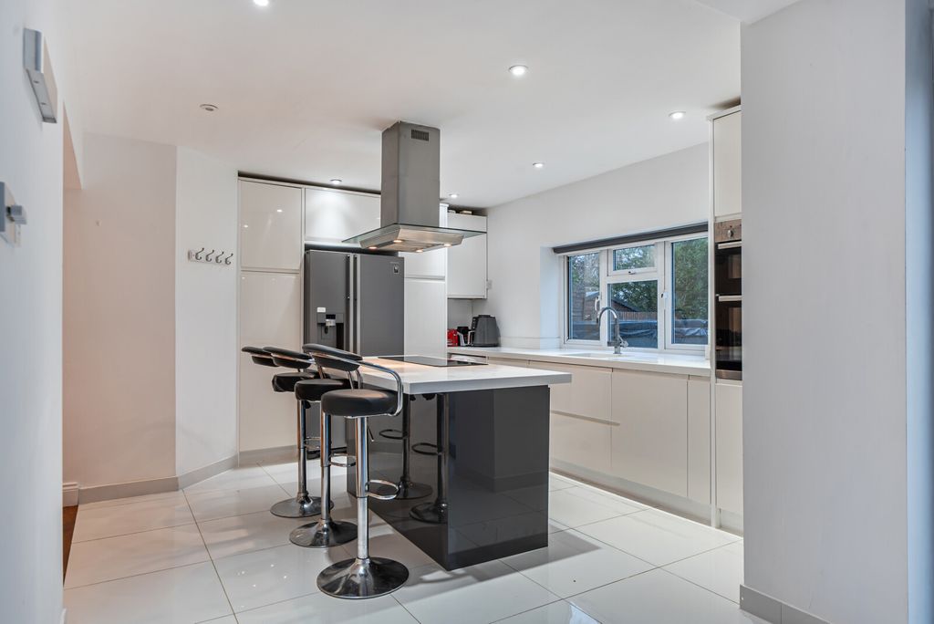 Property photo 2 of 15 1398026-13-696907...