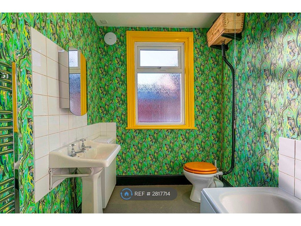 Property photo 3 of 19 Bathroom Window