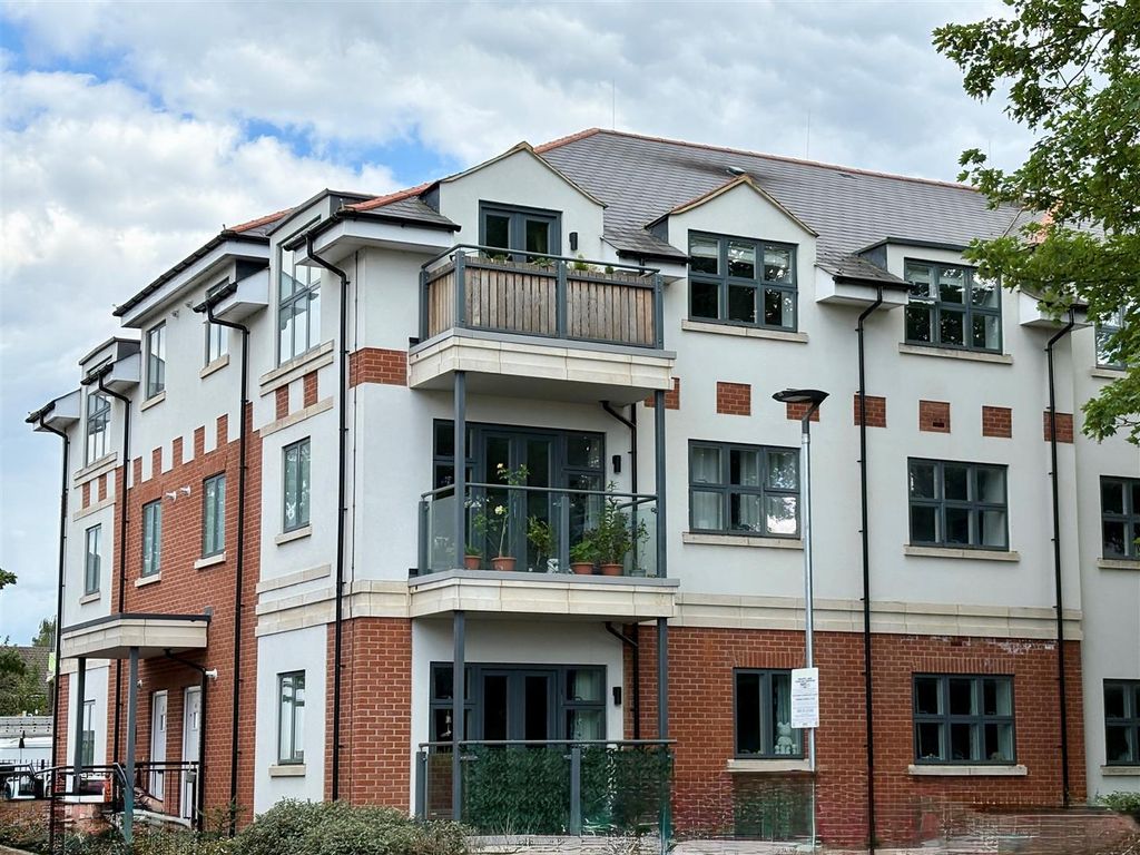 2 bed flat for saleHansler Grove, East Molesey KT8
