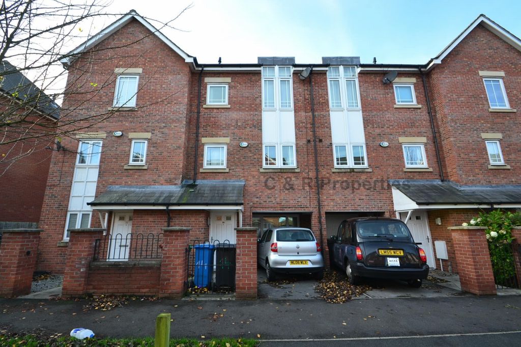 Property photo 1 of 18 4 Bedroom House For Rent