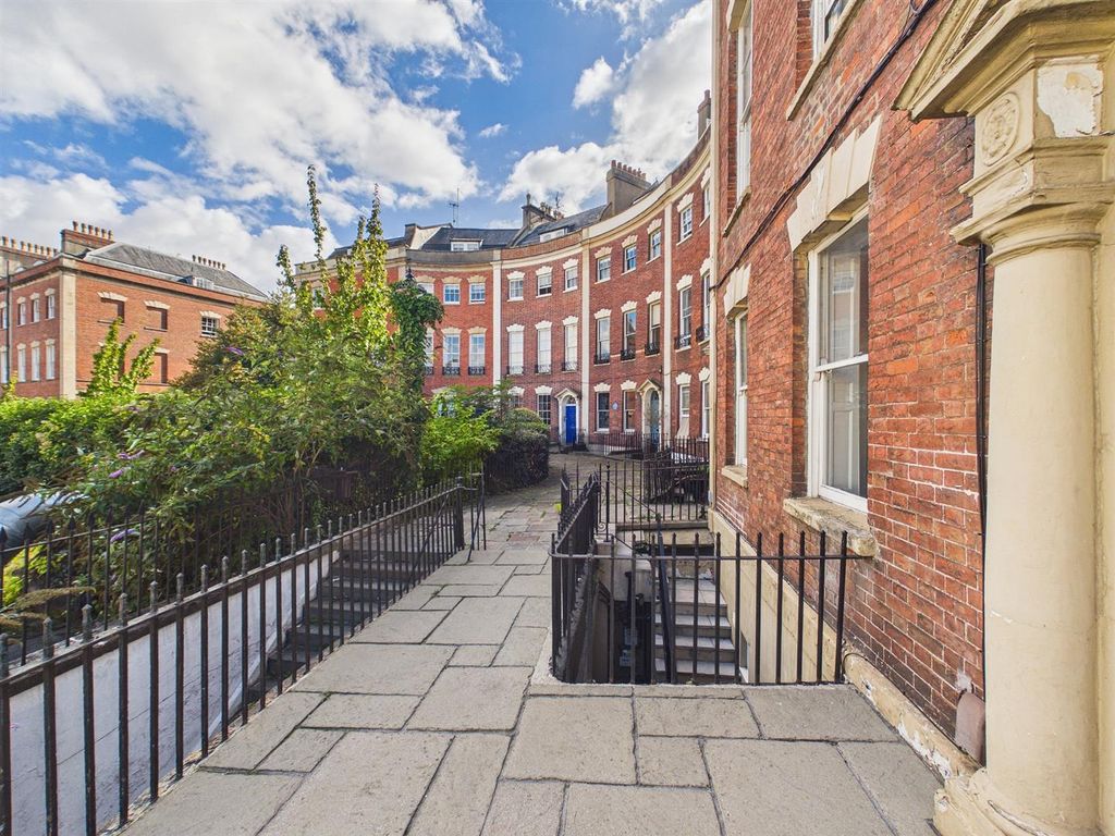 Property photo 1 of 15 15 - One Bedroom Flat In Clifton For Auction.Jpg