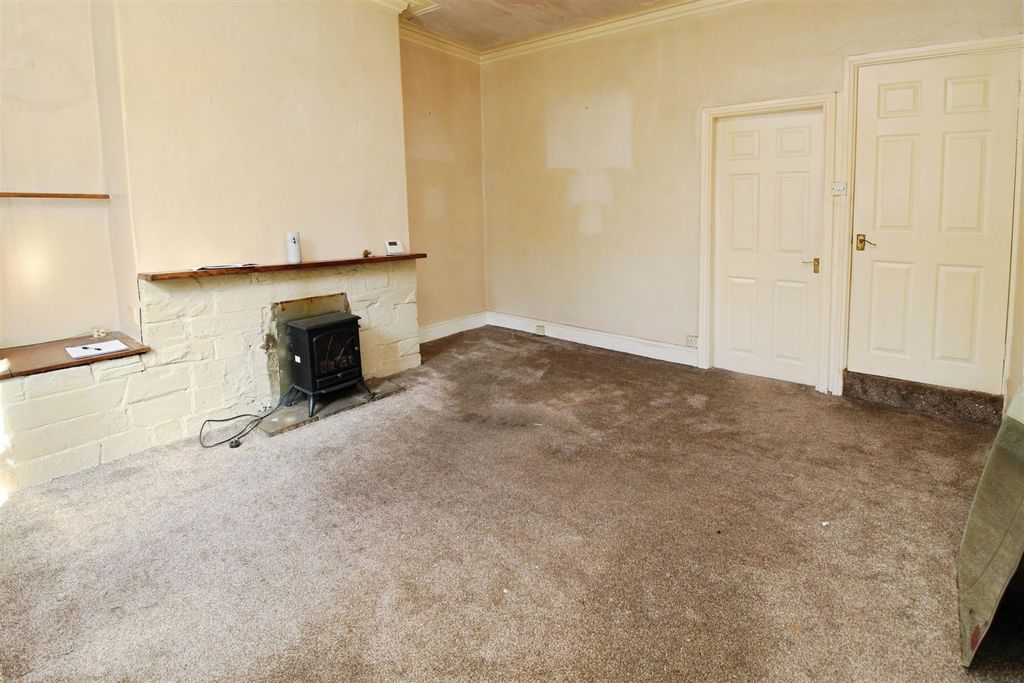 Property photo 3 of 13 Lounge