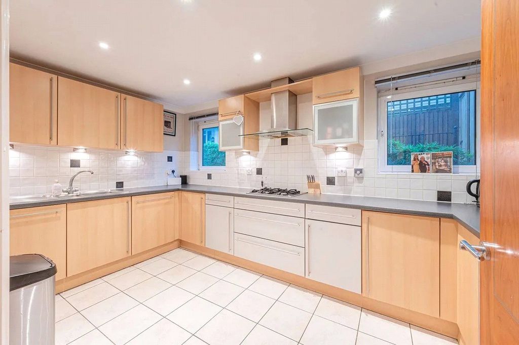 Property photo 3 of 10 Kitchen