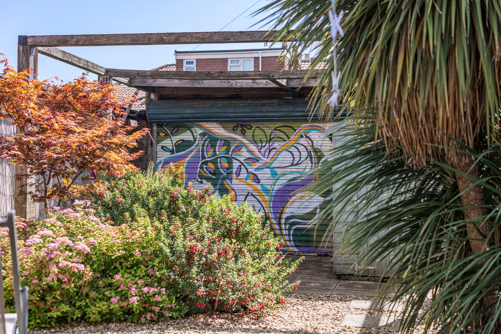 Property photo 2 of 28 Artwork