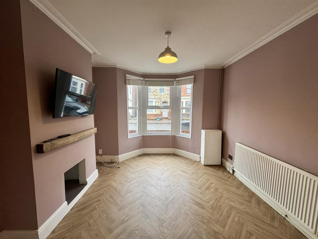 Property photo 2 of 18 Living Room (1/2)