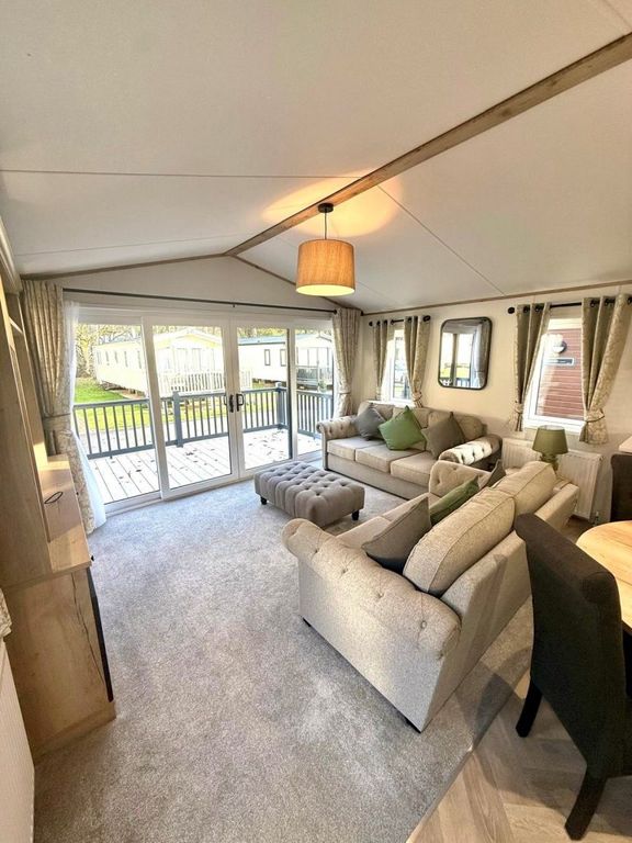 Property photo 2 of 17 Dorchester 2