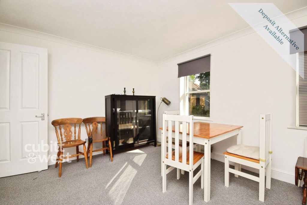 Property photo 3 of 12 Living Space
