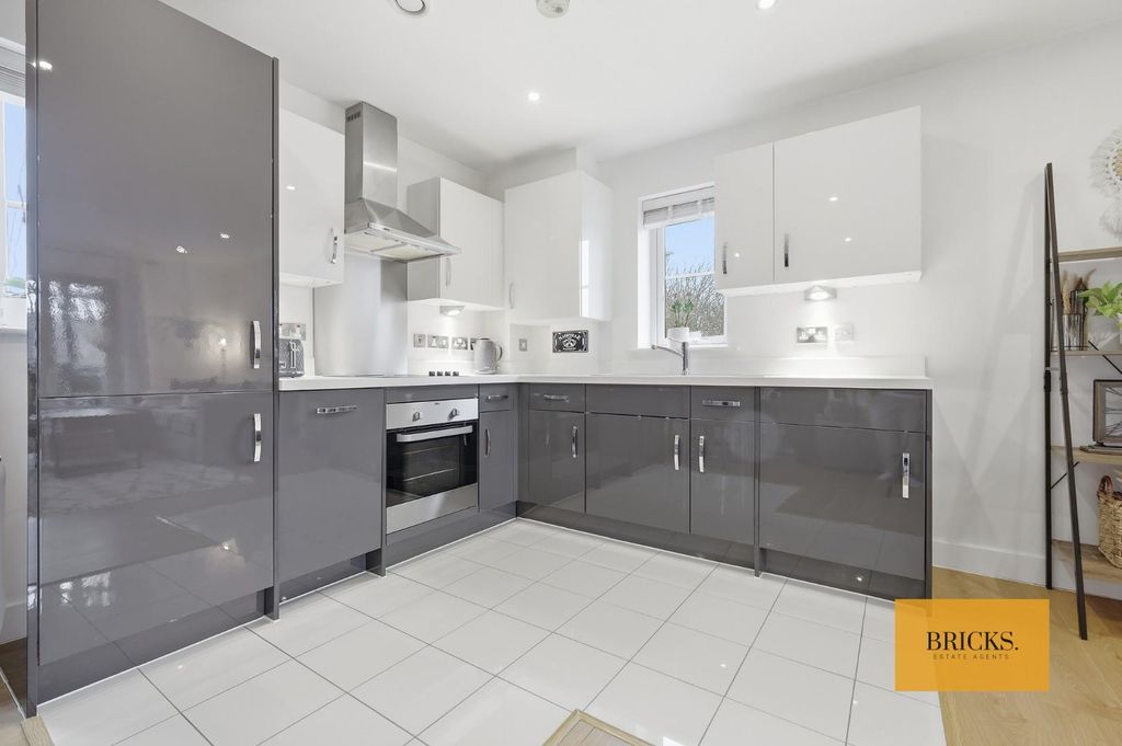 Additional image 7 of 2 bed flat for saleBuckingham Road, Epping CM16