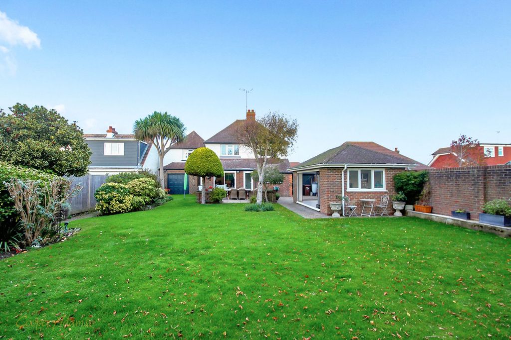 Property photo 2 of 16 Garden