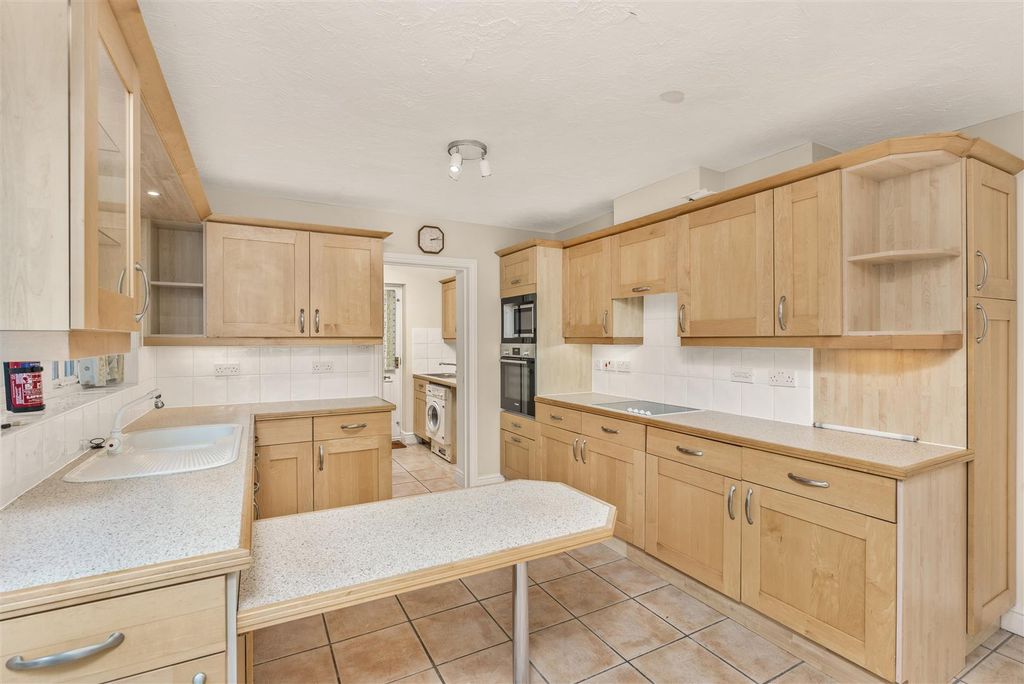 Property photo 2 of 21 20 Lake Walk, Adderbury-10.Jpg