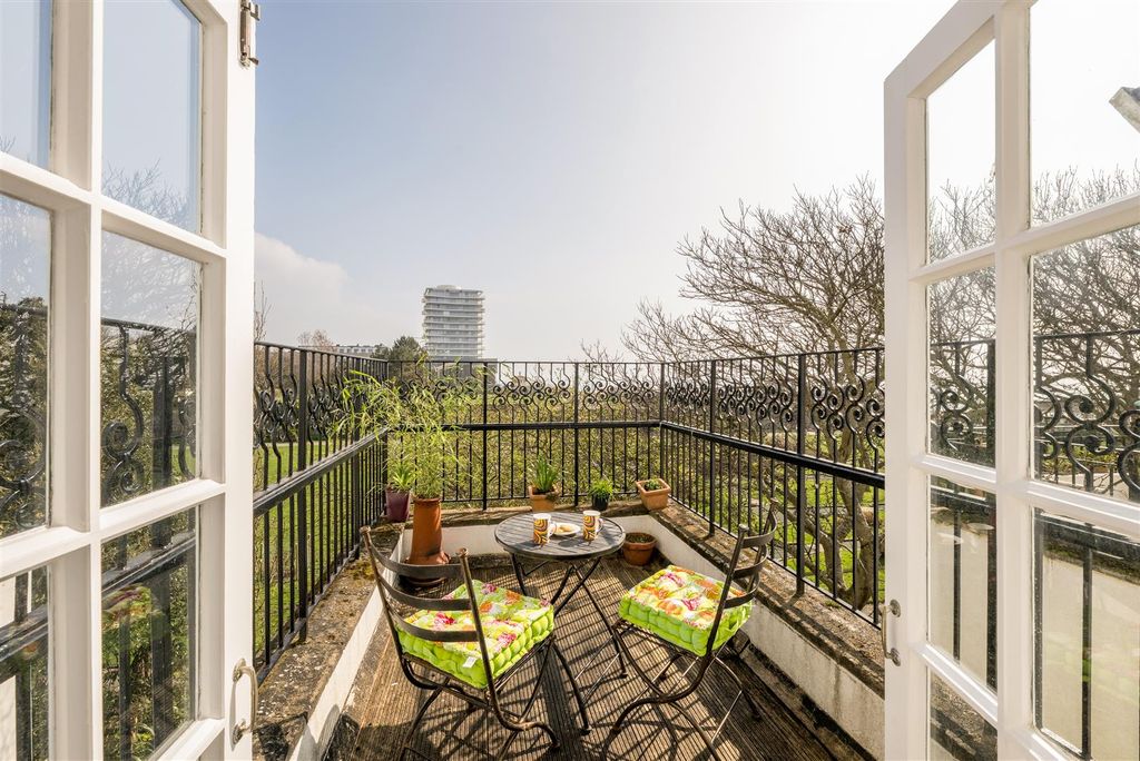 Property photo 2 of 33 10 Warwick Road-13.Jpg