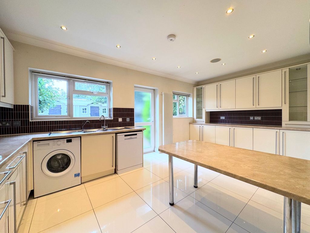 Property photo 3 of 17 Kitchen