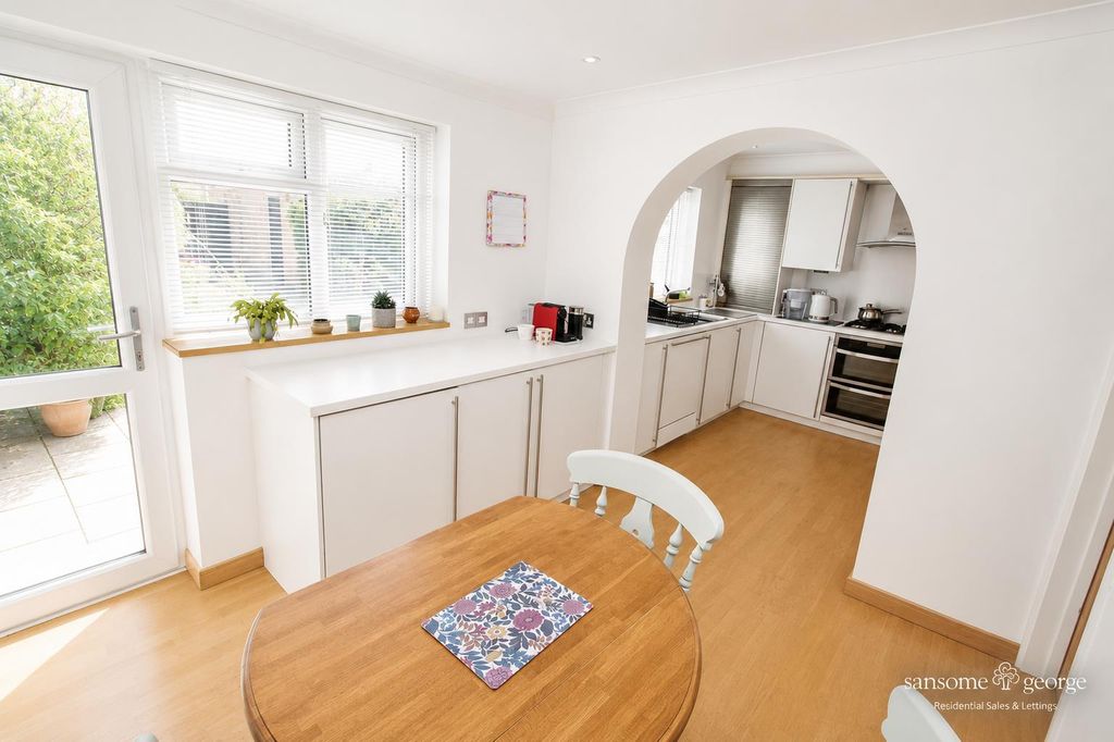 Property photo 2 of 21 Kitchen/Breakfast Room