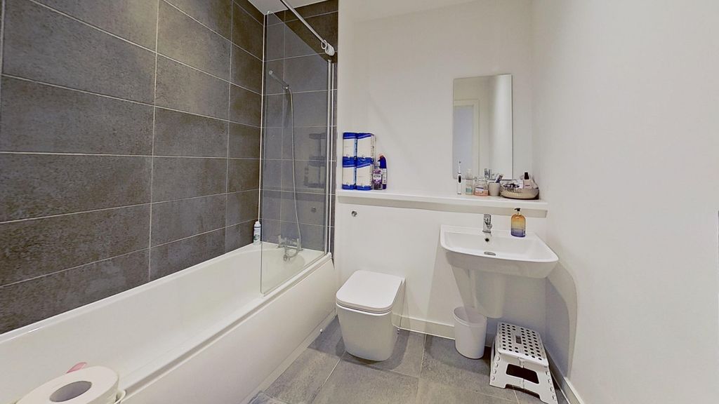 Property photo 2 of 7 A105-Alexandra-Apartments-Bathroom.Jpg