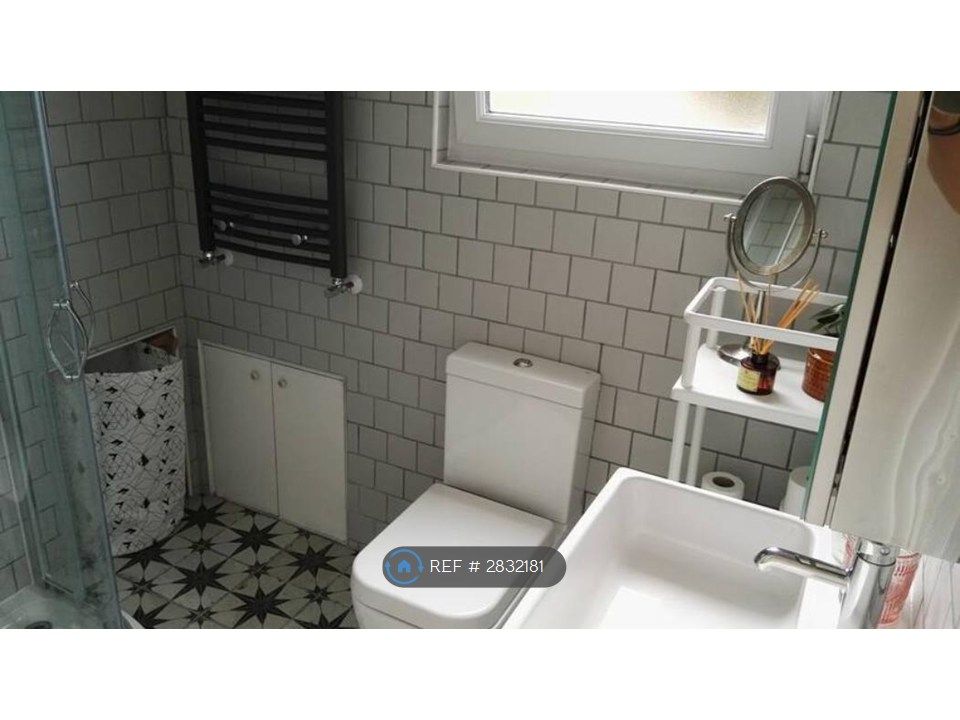 Property photo 2 of 11 Private Bathroom