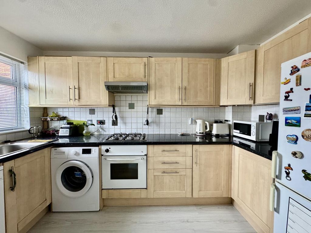 Property photo 2 of 9 Kitchen