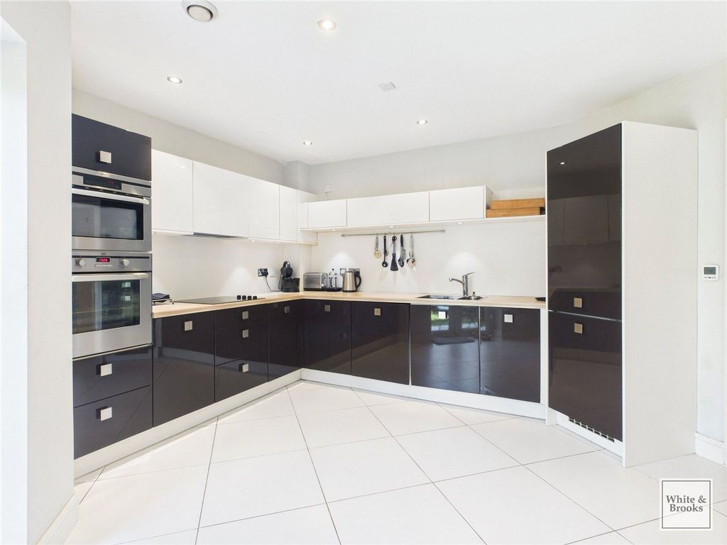 Property photo 3 of 22 Kitchen