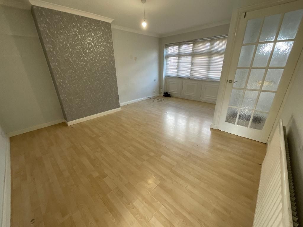 Property photo 3 of 17 Living Room 16'2 x 12'4