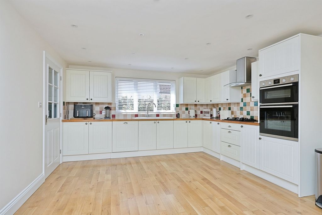 Property photo 2 of 34