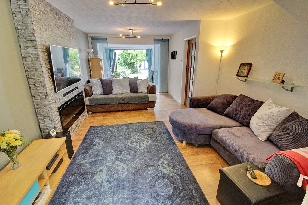 Property photo 2 of 26 2. Lounge/Dining Area