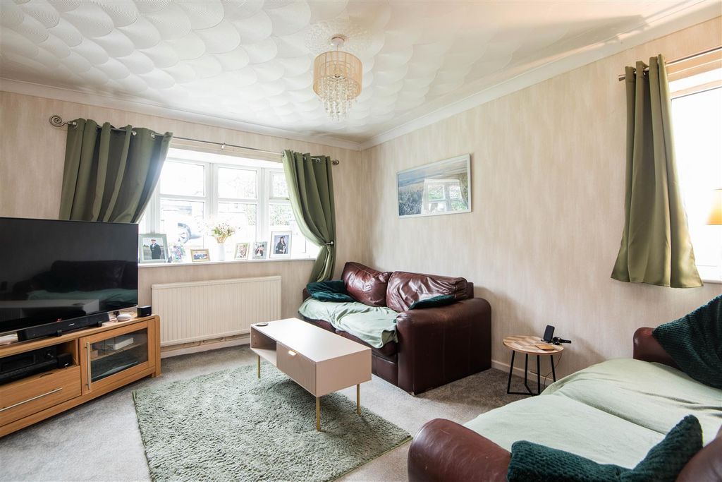 Property photo 2 of 18 Lounge