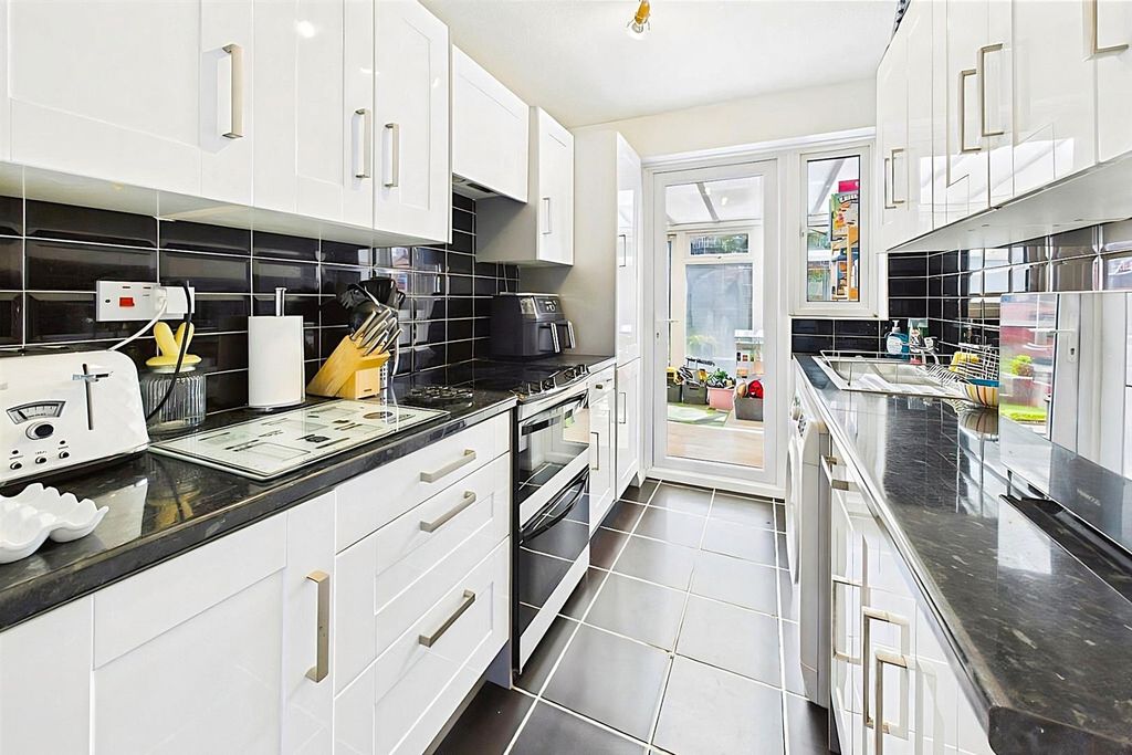 Property photo 3 of 21 Fitted Kitchen