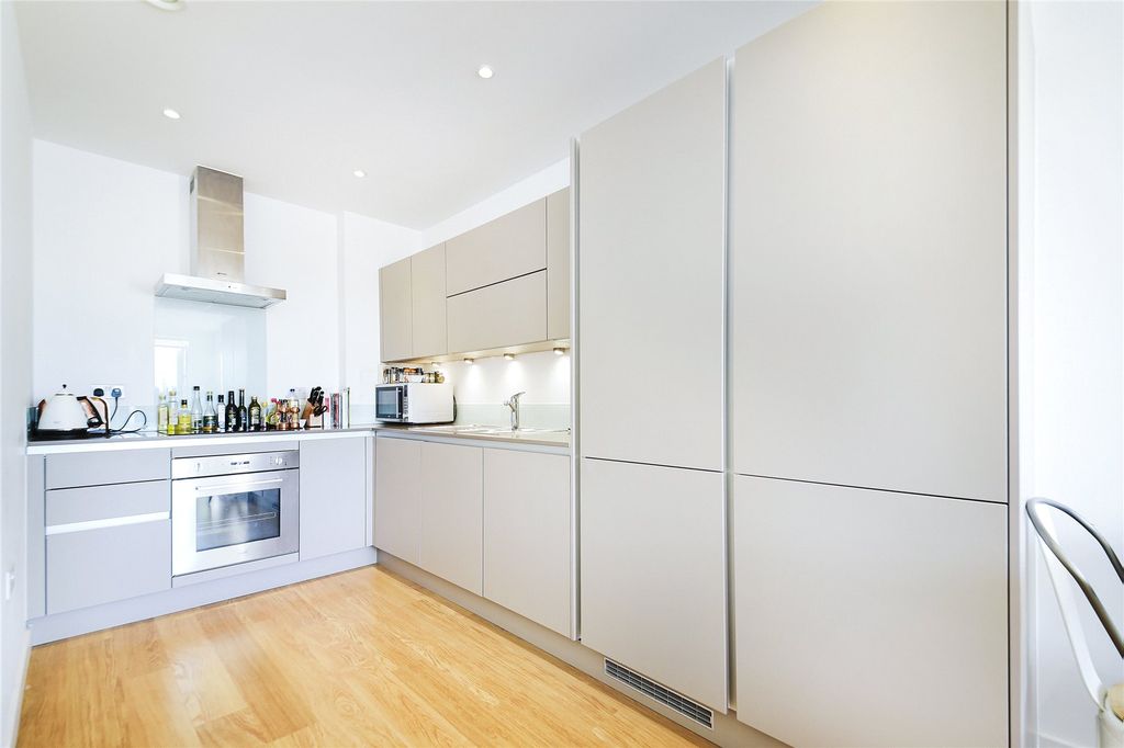 Property photo 3 of 7 Kitchen