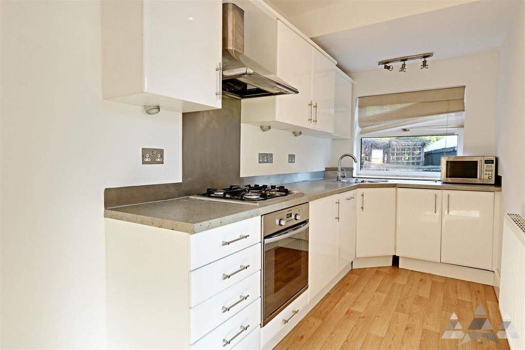 Property photo 2 of 9 Kitchen