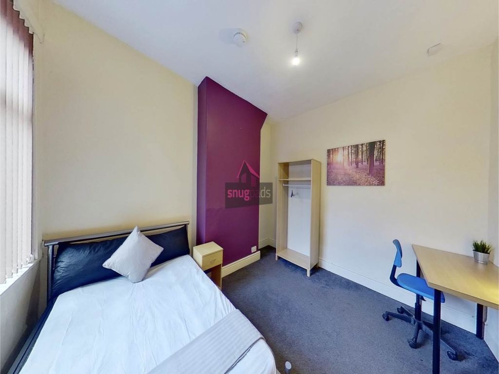 Property photo 3 of 7 Bright, Well-Kept Double Bedroom With A Comfortabl...