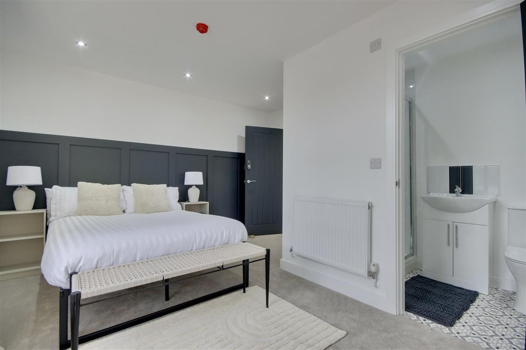 Property photo 3 of 19 562834B3-E1C7-4341-Bd2F-5541Eefcb8D4_1_201_A.Jpeg