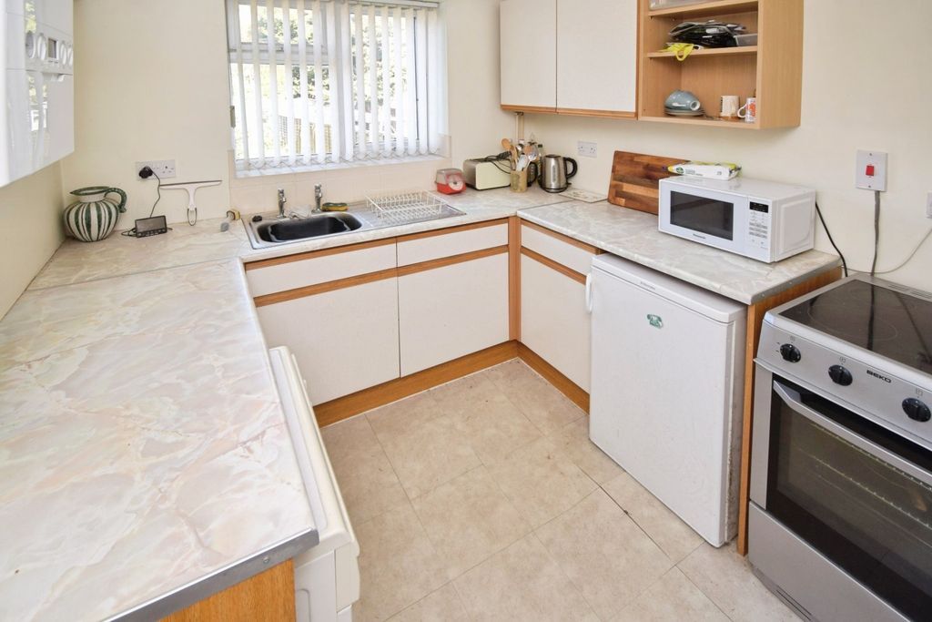 Property photo 3 of 19 Kitchen