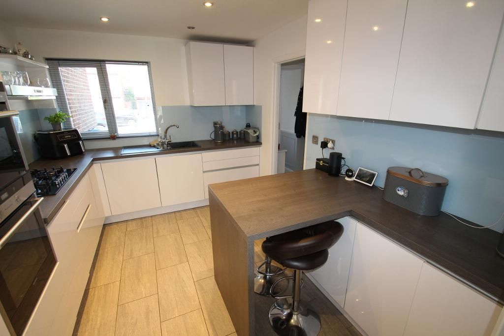 Property photo 3 of 12 Kitchen