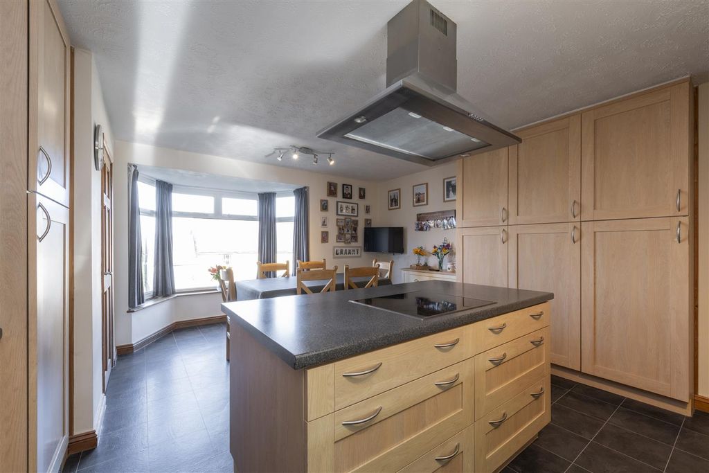 Property photo 3 of 25 Kitchen/Diner