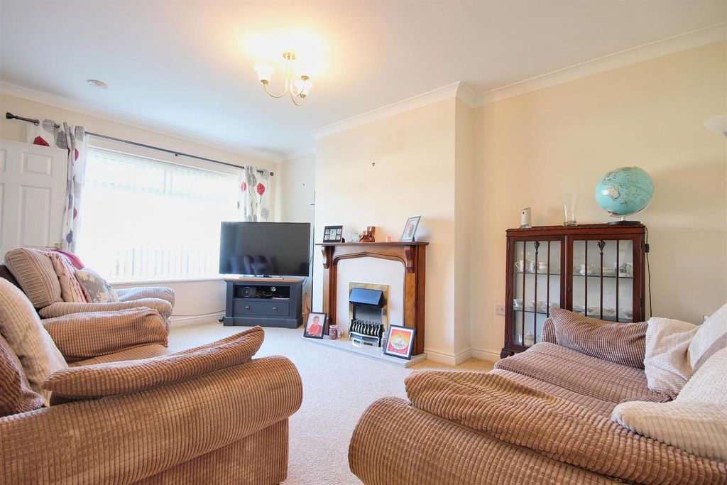 Property photo 2 of 15 Lounge