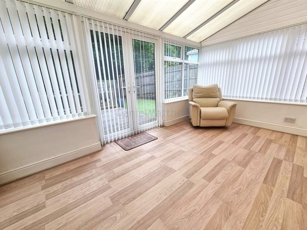 Property photo 3 of 21 Conservatory