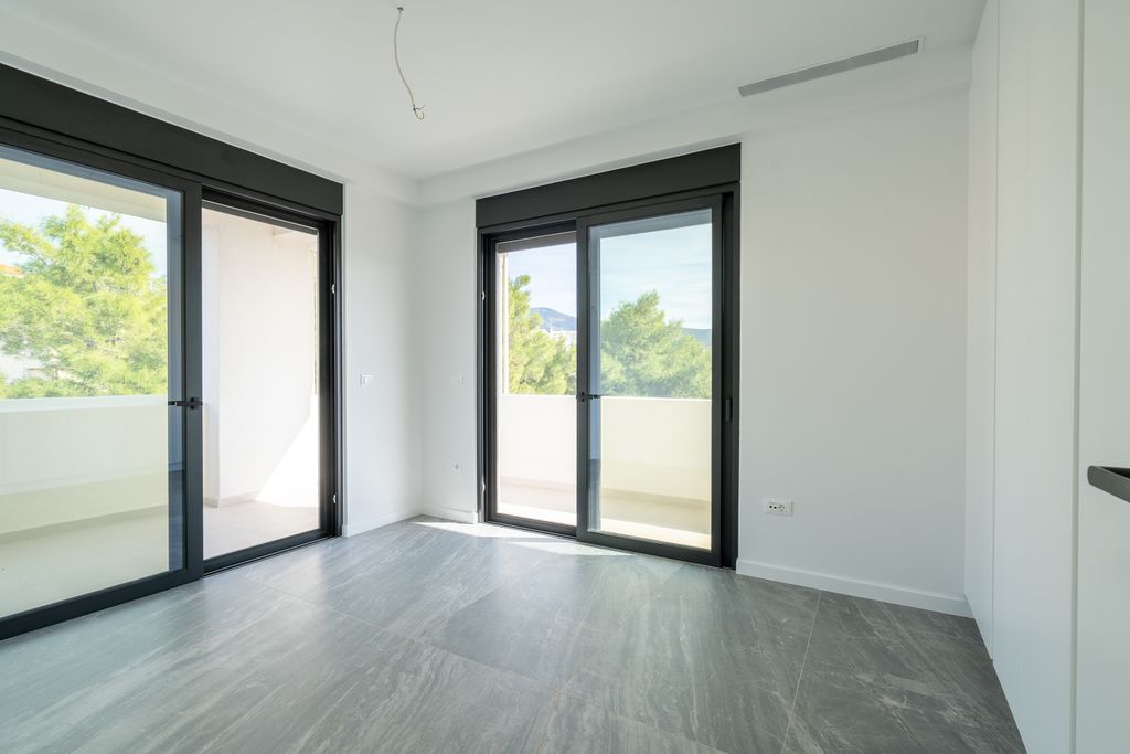 Property photo 2 of 32