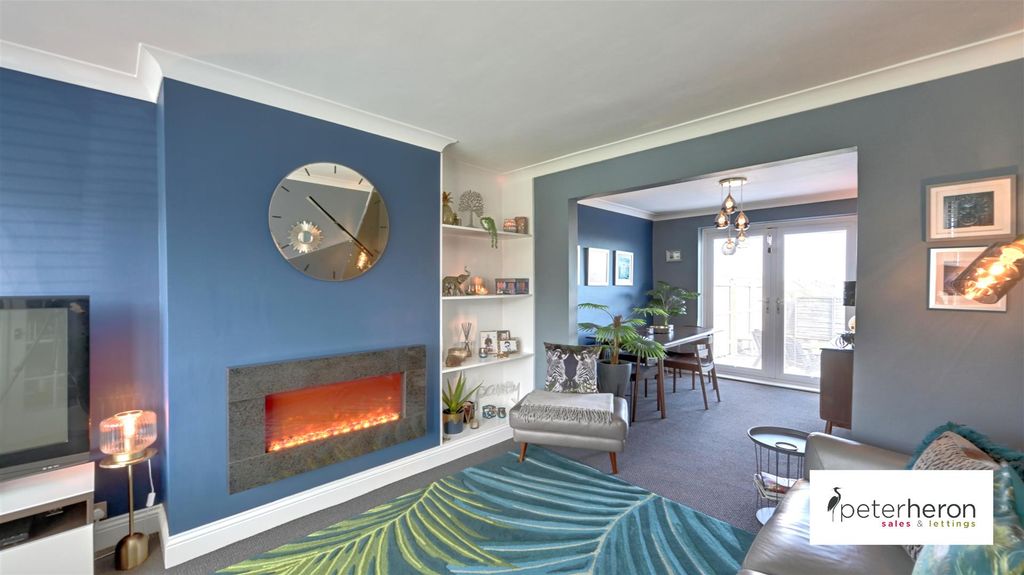 Property photo 3 of 28 Lounge