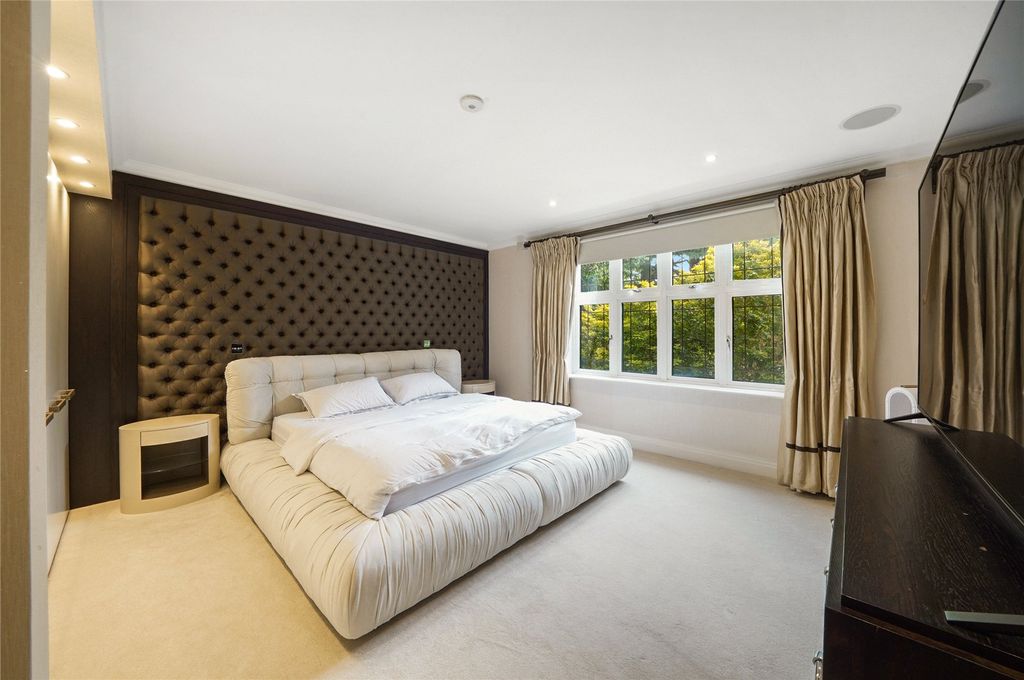 Property photo 2 of 14 Principal Bedroom
