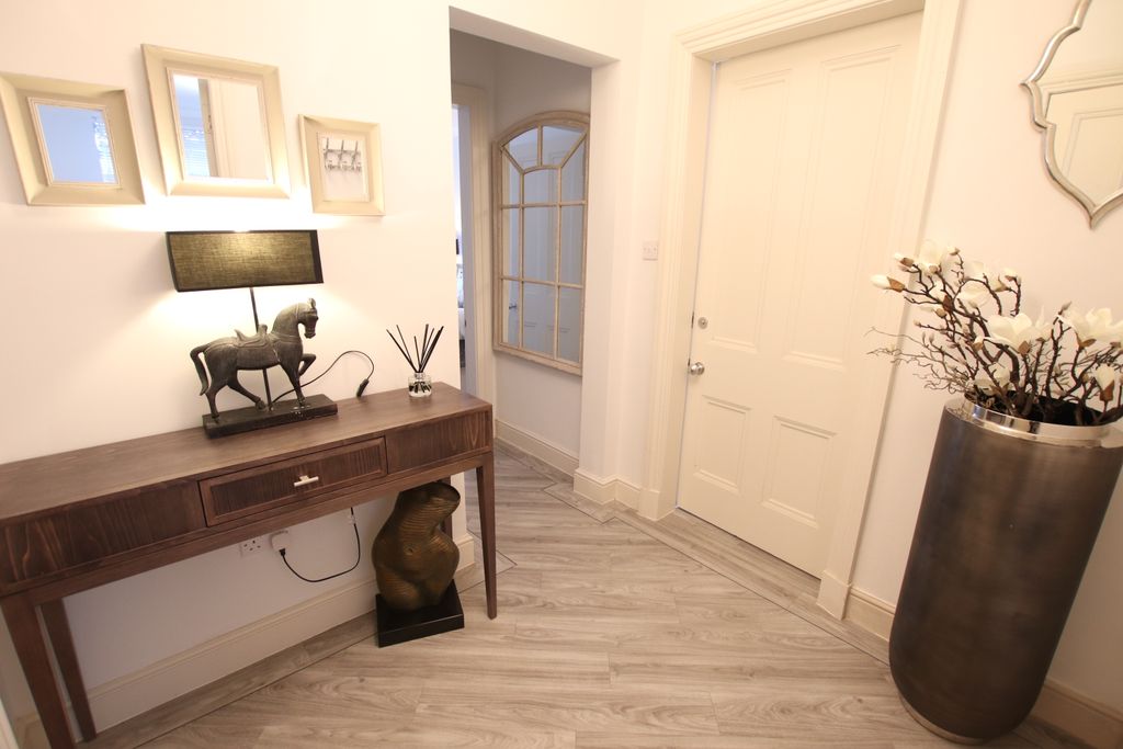 Property photo 2 of 11 Hallway