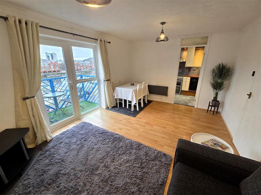 Property photo 3 of 11 Lounge.Jpg